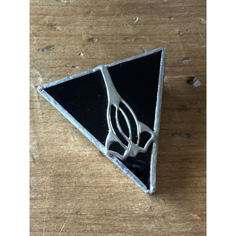 VTG ARTESIAN ROBIN‎ STEFAN BLACK STAINED GLASS & PEWTER BROOCH